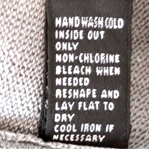 Josephine Chaus Silver Metallic Silk Vee-Neck Sweater Size IX - Picture 16 of 16